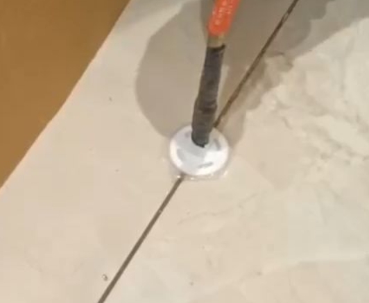 成华瓷砖空鼓维修公司专业解答瓷砖在铺贴过程中，如果没有涂抹均匀到位的粘结材料（如水泥砂浆或瓷砖胶），可能会导致以下问题