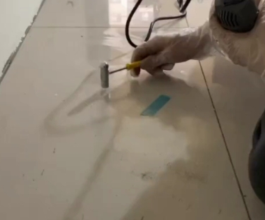 成华瓷砖开裂维修公司专业分享瓷砖在铺贴前如果没有沥干水分，将会导致以下问题